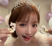 「メチャクチャかわいい」三上悠亜、ガーリーなフリル水着で夜景きらめくナイトプールを満喫！