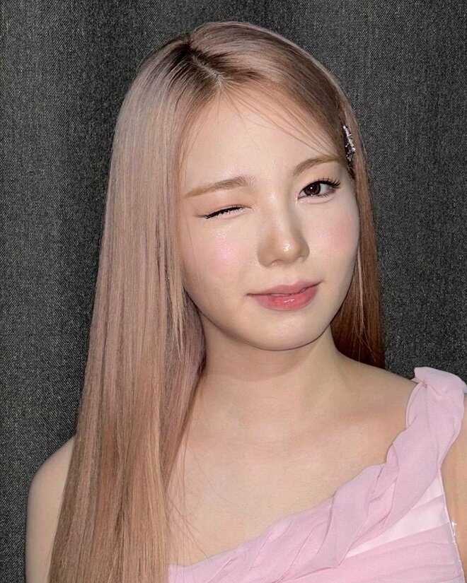 「もう沼らすのやめてよ」NiziUアヤカ、グレーヘアイメチェン姿の激変ぶりに「ますます惚れてまうわ」の声の画像