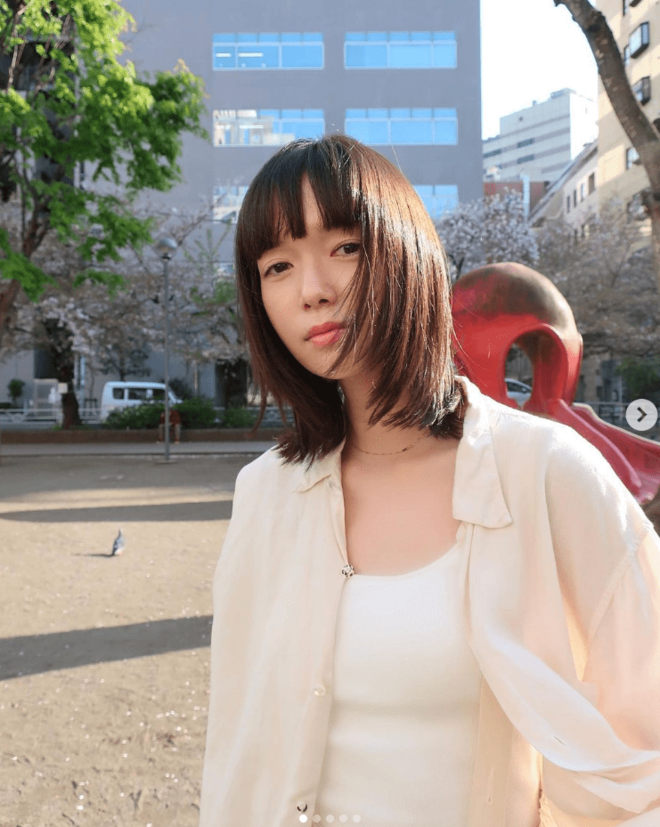 「背中が凄いことになってる」佐藤栞里“オトナの肌見せ”ショットで印象激変！「もう絵画ですやん」「ジョジョっぽい！」の画像