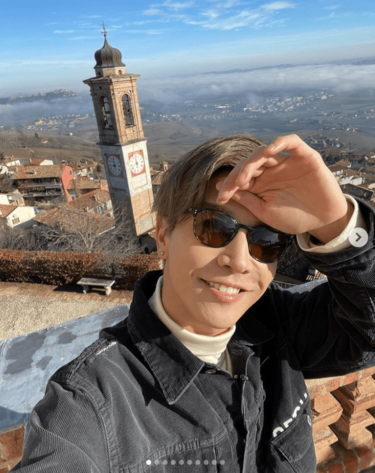 なんか色気すごい！」岩田剛典、黒髪イメチェン＆胸筋チラ見えの