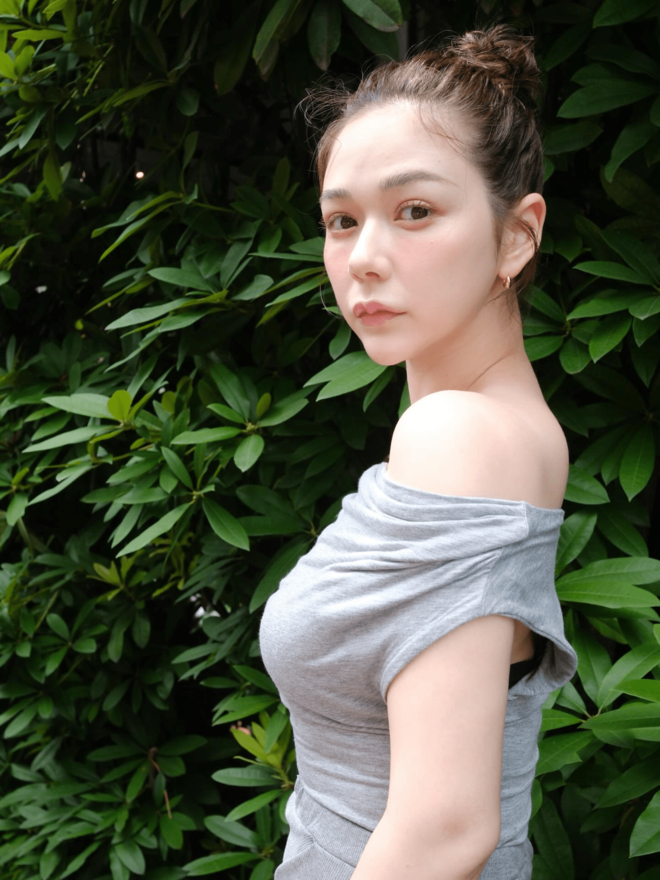 村重杏奈、“背中全開”タイトドレスの四つん這い姿に「良いあざとさ」「長谷川京子さんかと」の声の画像