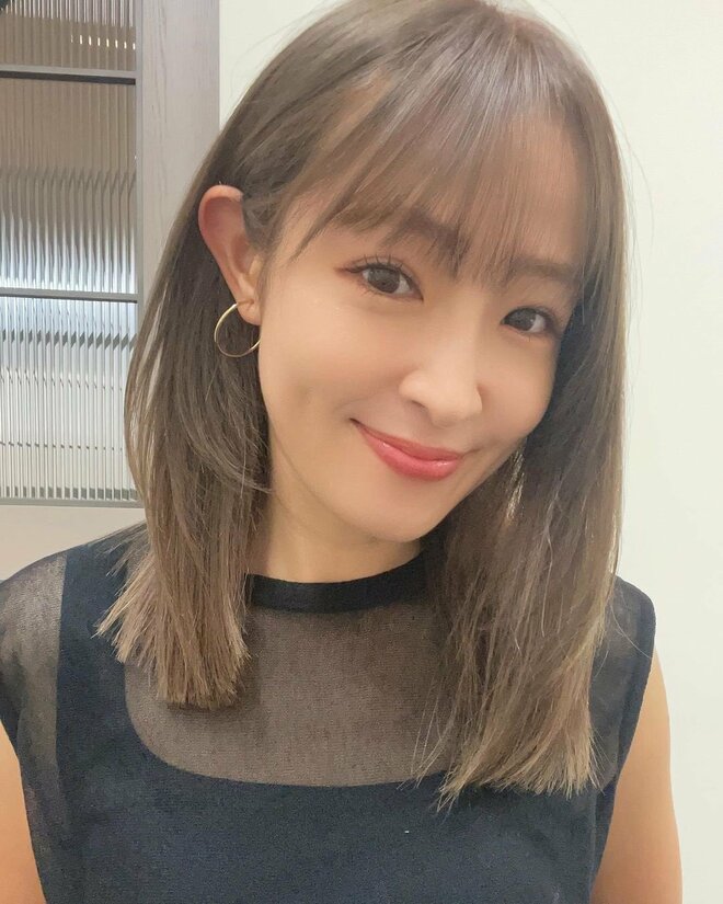 「最強最美のママタレ」別人級美人化で話題の大沢あかねがまた激変 ミルクティヘアの近影に「寝れんくらい可愛い」の声の画像