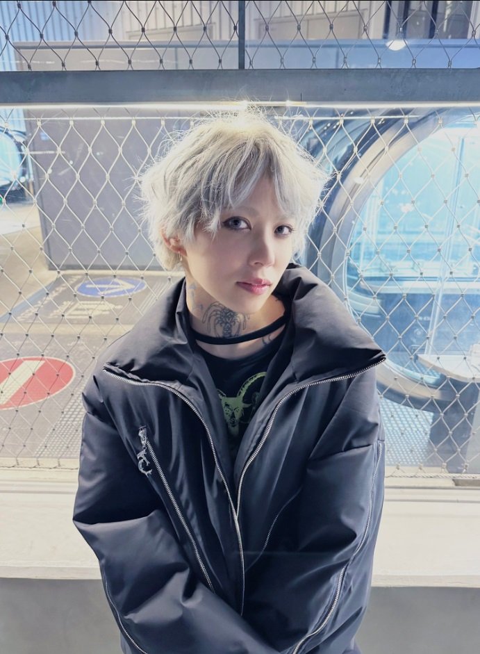 全身タトゥーびっしり元NMB48木下百花、超オン眉＆ベリショでガーリー