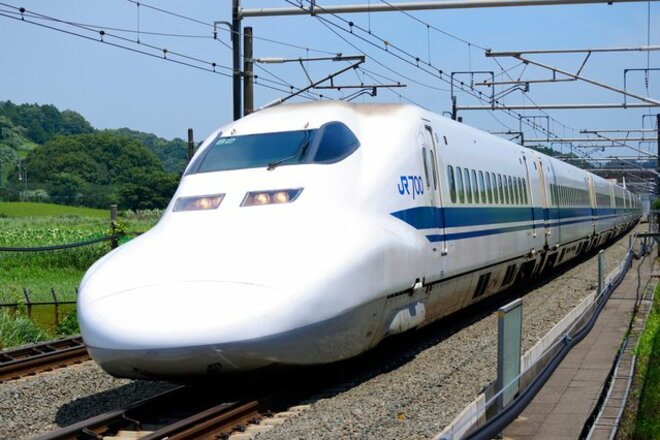 「めっちゃ臭そう」吉本人気芸人、新幹線グリーン車で後列客の“足”に大迷惑　HYDEも過去に同様被害の画像