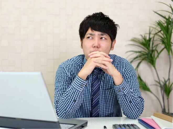 パソコンの前で悩むサラリーマン