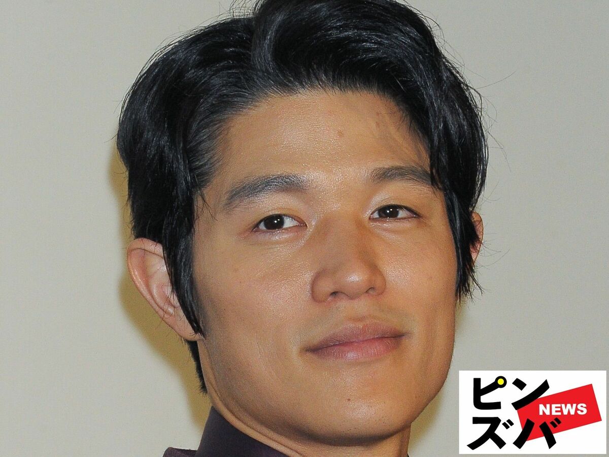 鈴木亮平、大人の色気ただよう白シャツ＆ジャケット姿が激シブ