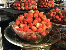 大阪で「いちごビュッフェ」バトルが白熱する理由　15以上の高級ホテルが参戦、インバウンド人気も