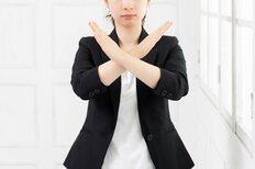 10～30代女性が「“この人おじさんだな”と思う言動」、若作りや言葉遣いを若い世代に寄せようとするのは“痛い”【第4位以下】