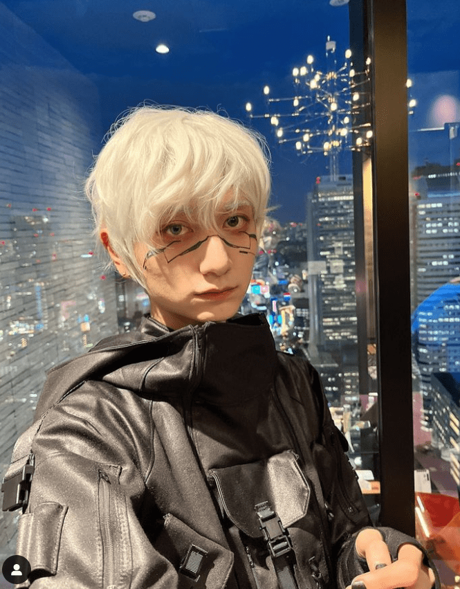 「女子より細っ!!」イエモン吉井和哉の息子・吉井添、華奢ボディきわだつ“個性派コーデ”で新大久保に降臨!「スタイル最高」「服どうなってるの