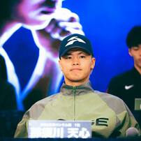 「誰だこの子は!?」那須川天心・井上拓真のボクシング世界戦に映りこんだ美女ラウンドガールが話題　”検索急上昇ランキング”で選手超えの反響