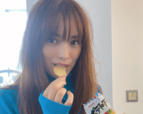 「ウエストほっそ！」43歳・蛯原友里、お団子ヘアに黒縁メガネのゆるっとコーデが新鮮！「美魔女さすがですね」