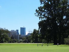 「外国人利用者100万人」新宿御苑で7月から上半身裸禁止 「なぜ外国人は公共の場で脱ぎがちなのか」『ガキ使』タレントが解説