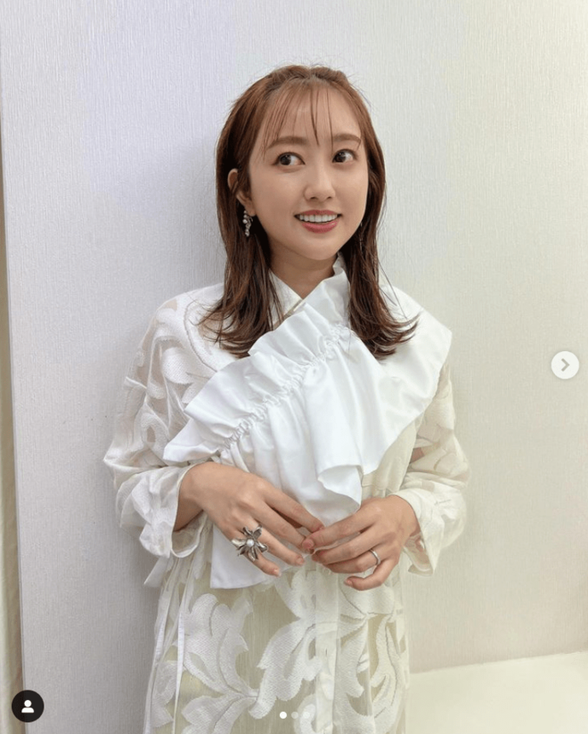 「最近いちだんと色っぽくなったね」−6キロの菊地亜美“赤マスカラ”でプチイメチェンの最新自撮りショットが「盛れてる！」と大好評！の画像