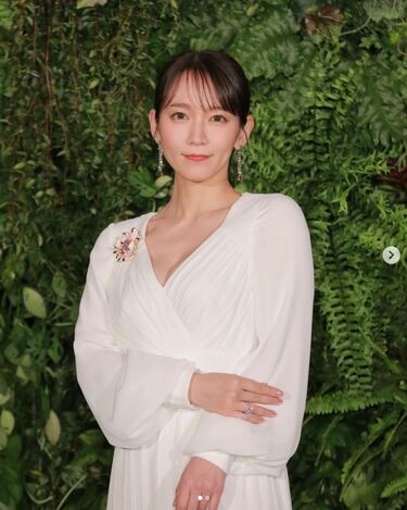 写真集1・2位独占」吉岡里帆、「佐藤健と交際」後は“仕事一筋”で