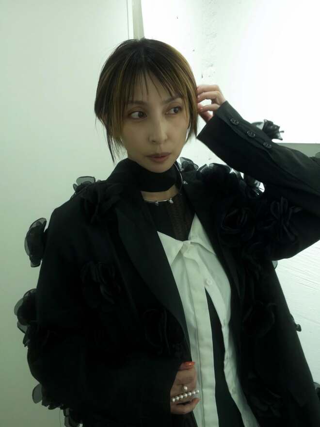 奥菜恵・46歳、スラリ脚＆美背中の艶やかグラビアも話題のなか…黒フード＆サングラスの“怪しい釣り姿”が沸騰の画像