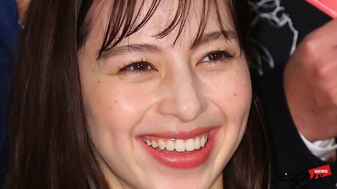 中条あやみと井川遥が‟プラベご飯”…両者の美貌際立つ仲良しショットに反響「お二人とも美人すぎて」「花がかすんで見える」の画像