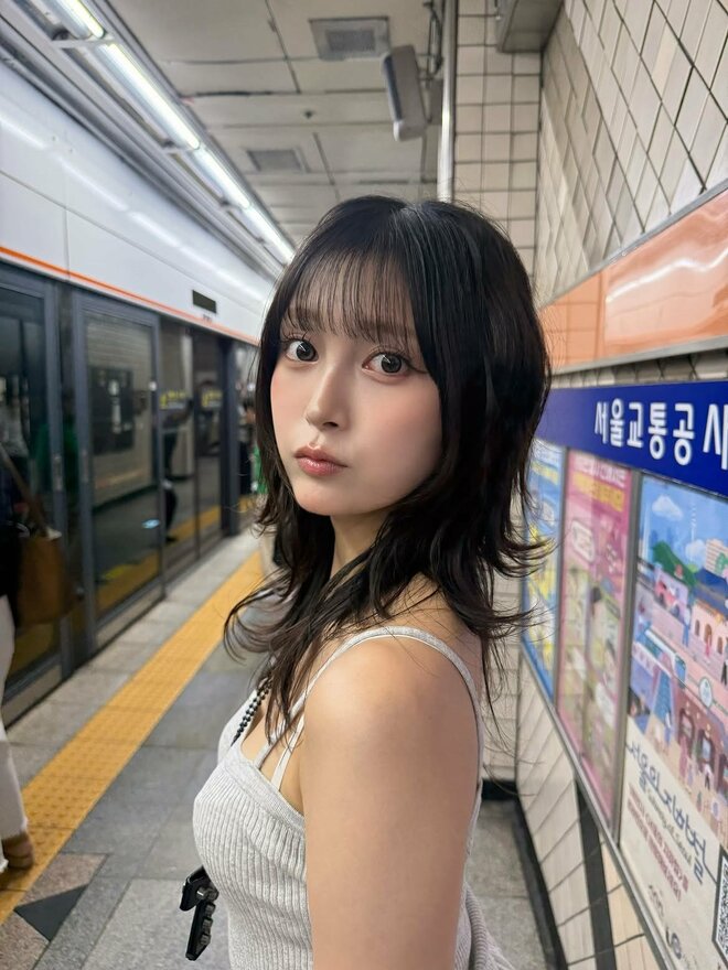M！LK・塩崎太智と熱愛報道・小山璃奈、“ヘソ出し＆ショーツ見せふう姿”の街角スナップが「彼女感ある」「AIみたいに可愛い」と話題の画像