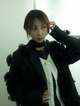 奥菜恵・46歳、スラリ脚＆美背中の艶やかグラビアも話題のなか…黒フード＆サングラスの“怪しい釣り姿”が沸騰