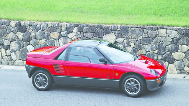 外観はイタリア製のスーパーカーのような外観