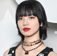 「闇落ちした!?」小松菜奈“眉毛全消し＆血色ゼロ”の別人級ビジュ写真に驚きの声「怖すぎて夢に出てきそう」