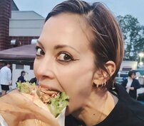 土屋アンナ、“スタイル抜群”ほっそりウエストのコルセット姿で“巨大な腰タトゥー”を堂々披露