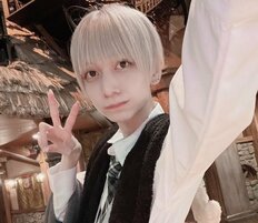 イエモン吉井和哉の息子・吉井添、縦割り腹筋＆へそピあらわ！異次元スタイルにファンため息