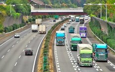 ガソリン暴騰時代を生き抜く「燃費UP神ドライブ術」3選　エアコンのオフは効果薄、最強はトラックの後ろ