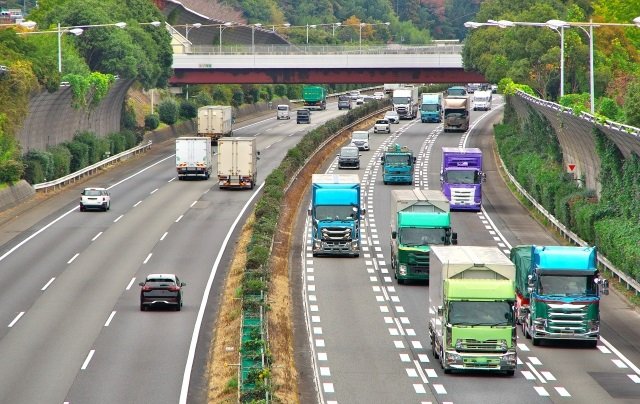 ガソリン暴騰時代を生き抜く「燃費UP神ドライブ術」3選　エアコンのオフは効果薄、最強はトラックの後ろの画像