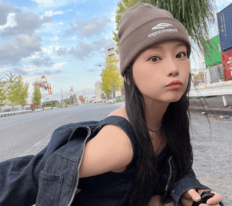 「奇跡の30代ですね」重盛さと美35歳、タイトなミニボトム姿の“ずぶ濡れ”ショットで大人の魅力全開！