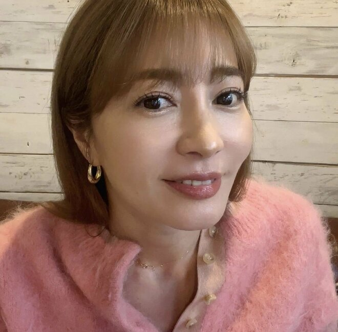14歳年下男性と“マチアプ再婚”の新山千春、母娘ショット公開に「姉妹みたい」 BTS日本公演の“奇跡の当選”に歓喜の画像