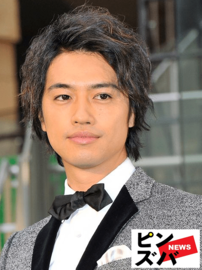 「誰か分からなかった」斎藤工“眉ナシ刈り上げ”姿で椎名桔平インスタに登場！激変ぶりに注目集まる