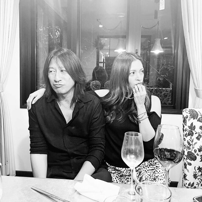 GLAY・TAKURO＆モデル妻の“ラブラブ抱きしめショット”に大反響「オノヨーコ＆ジョンレノンみたい」の画像
