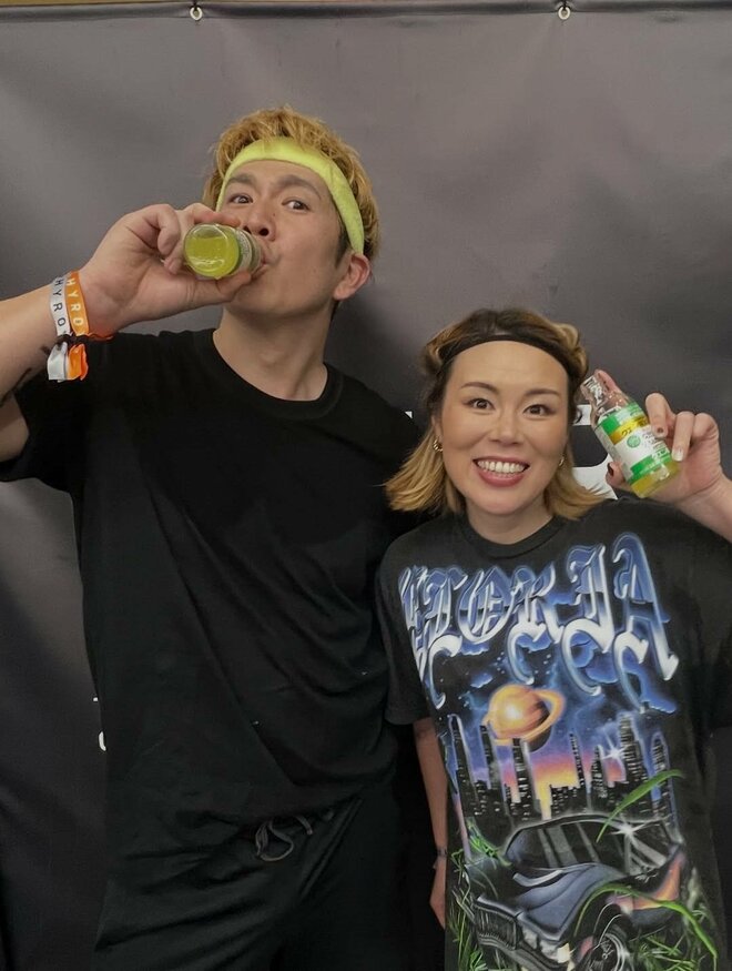 元“ブルゾンちえみ”、「タトゥー入れてたんだ」雰囲気ガラリ　ド派手Tシャツ姿＆元with B・コージとの親密ぶりが沸騰の画像