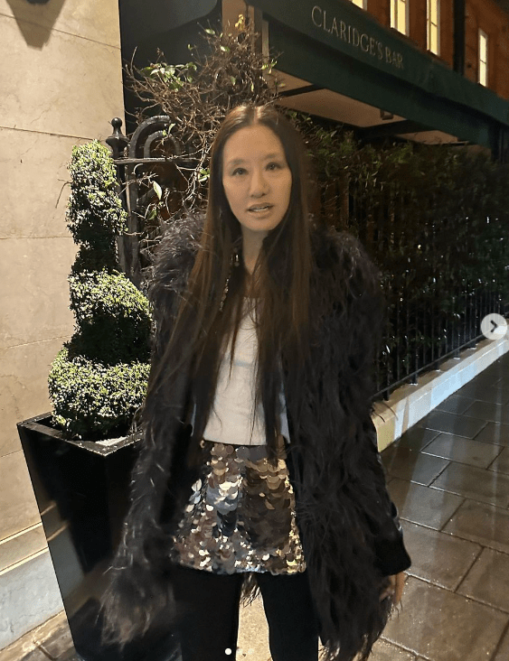 ｢世界1のエイジレス美女｣20代にしか見えない“奇跡の73歳”!? ヴェラ・ウォン｢異次元な足長ショット｣に「エグイ」驚きの声!の画像