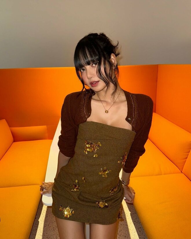 「本当にがっかりした」の声も　BLACKPINKリサ、“リップシンク疑惑”浮上後の唇強調ショットが物議の画像