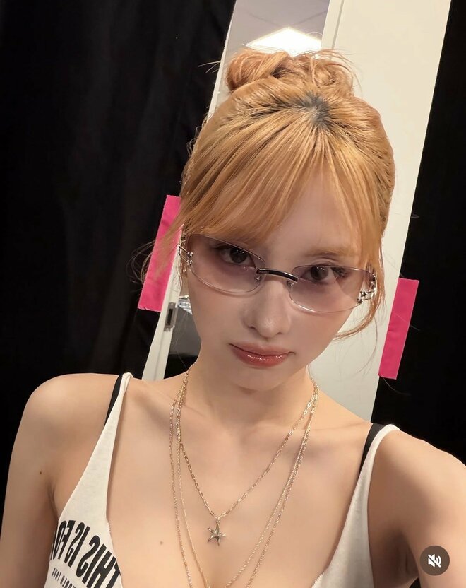 「だらしない」TWICE・モモ、インナー丸見え＆肩紐ずり落ちドレスが物議…過激化する“肌露出”にファン嘆き節の画像