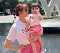 「すごく痩せて綺麗になってますねー」6キロ減の菊地亜美、プール三昧のシンガポール旅“親娘ショット”に「足細い」「2人とも可愛すぎます」の声！