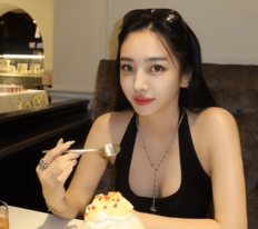 MEGBABY、“ピッタピタ”トップス＆超ミニ丈ボトム姿に「爆美女すぎ」の声　健康美と凛とした生き方に称賛の声
