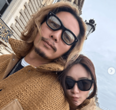 「映画のワンシーンみたい」黒木啓司＆宮崎麗果、夫婦愛あふれる密着ハグショットに「ベストカップルですよね」の声！