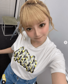 “タトゥー5か所”告白の安斉かれん、ハートモチーフの“手首タトゥー”チラリ！韓国満喫中の飲み会ショット公開