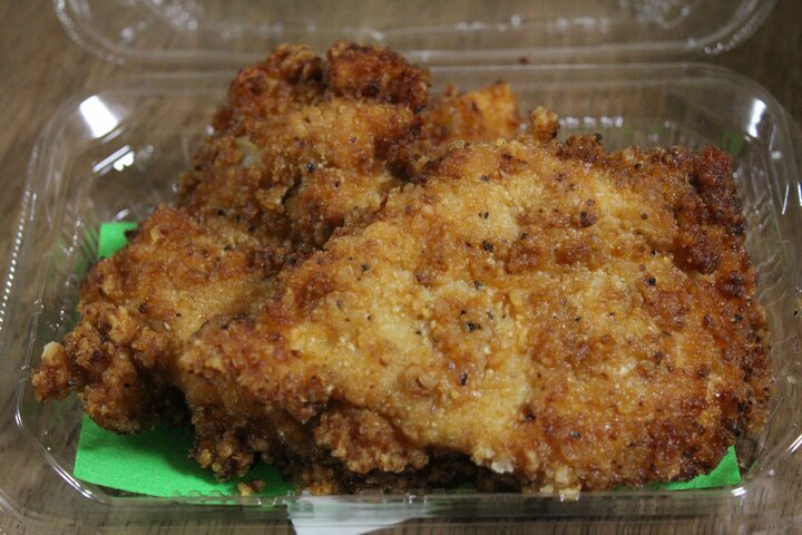 「がっつり生肉じゃん…」スーパーの総菜フライドチキン画像が急拡散、広報は「おそらく弊社店舗で起きたこと」購入者約30人への対応 