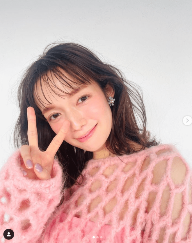 “リアル天使”佐藤栞里、美脚炸裂！『ar』オフショットの「あざとモテコーデ」披露の画像