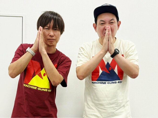 マシンガンズ新Tシャツを着たマシンガンズの2人