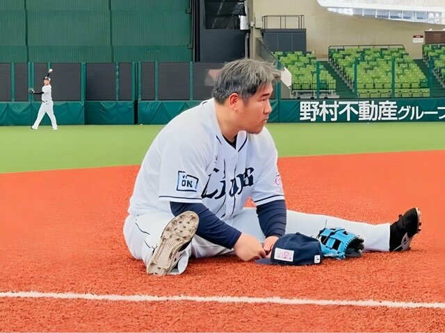 グラウンドにちょこん。 柔軟中の中村剛也