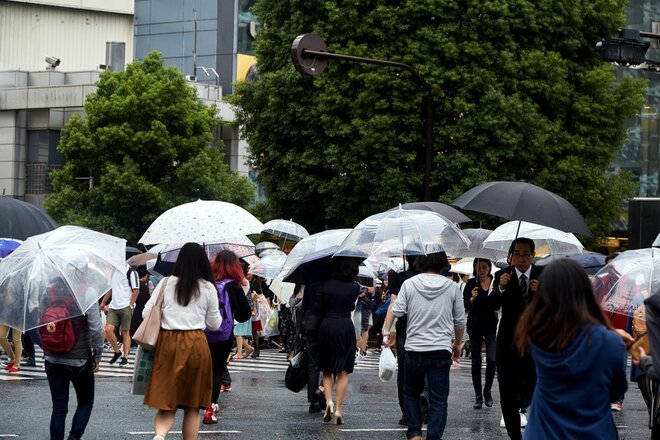 「梅雨に憂鬱なこと」ランキング、「満員電車」よりも不快指数マックスなのは【第4位以下】の画像