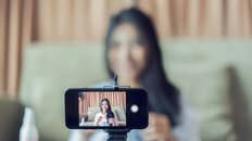 「推し活で自己破産」若者を襲う“配信依存地獄”　月給が溶ける「投げ銭沼」債務相談が深刻化