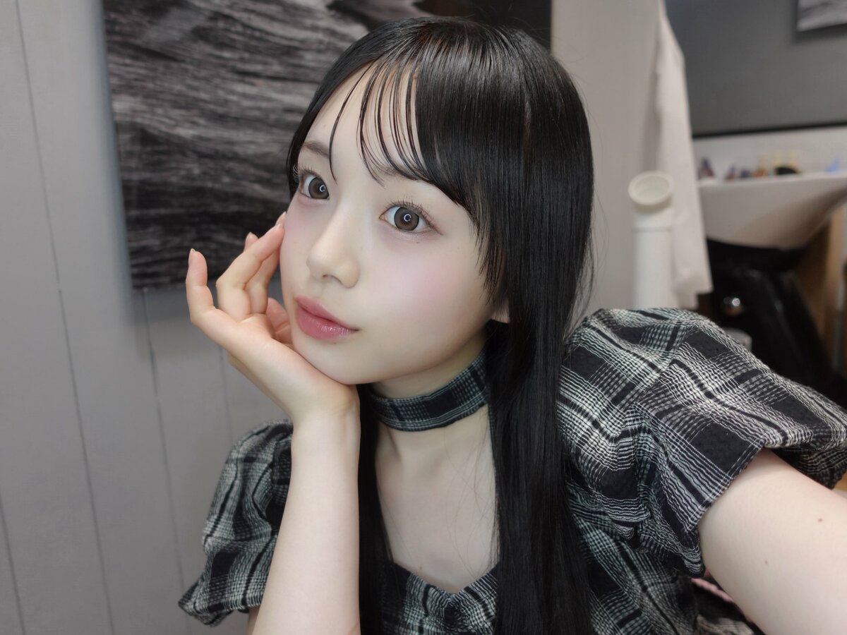 目飛び出た」18歳・人気女子高生YouTuber、制服姿で“ドすっぴん顔”公開