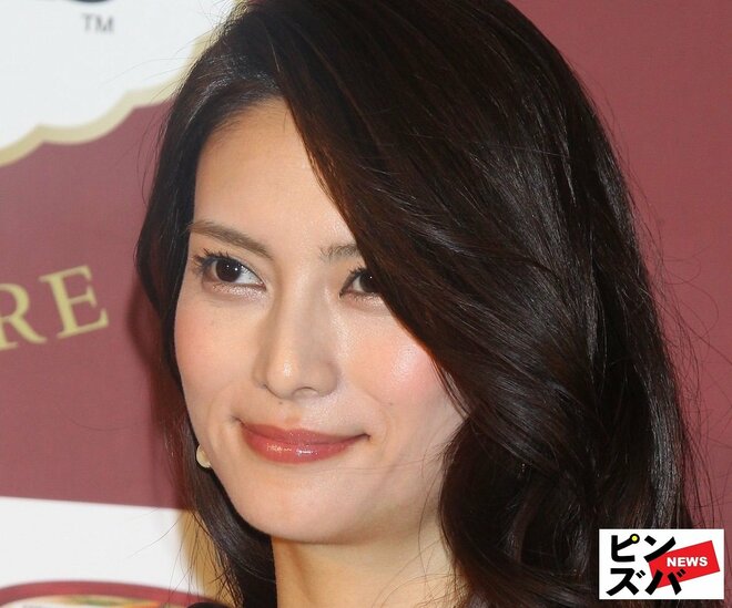 「美しさの暴力」柴咲コウ、美背中“大胆イブニングドレス姿”にうっとり「心臓止まりかけました」の画像