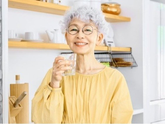コップ１杯の水を飲む女性