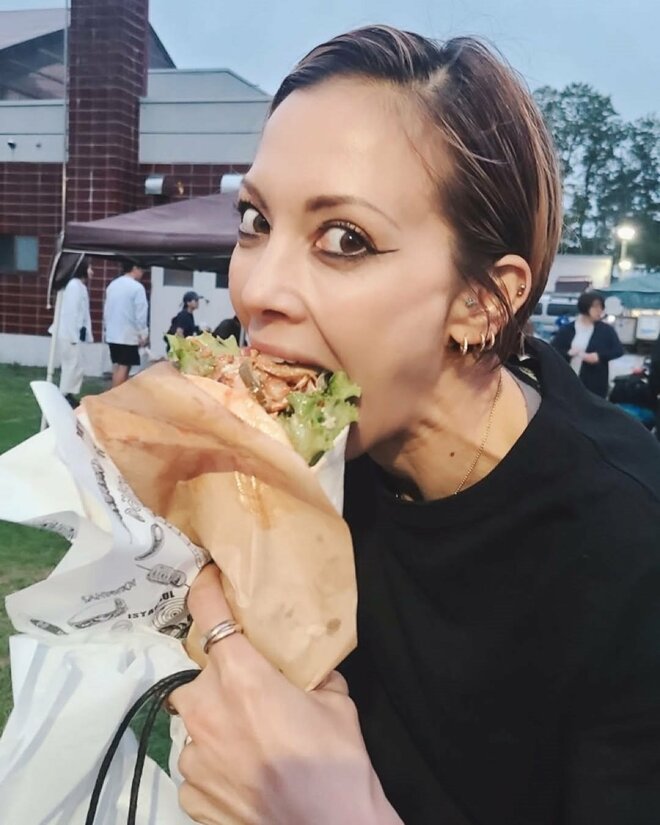 土屋アンナ、“スタイル抜群”ほっそりウエストのコルセット姿で“巨大な腰タトゥー”を堂々披露の画像